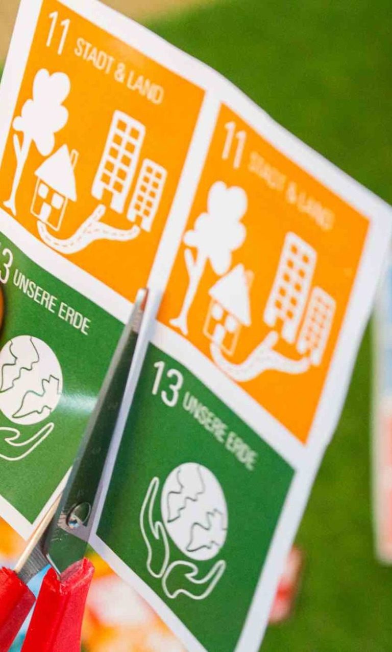 Memory-Karten schneiden Eine Hand schneidet Memory Karten zurecht.