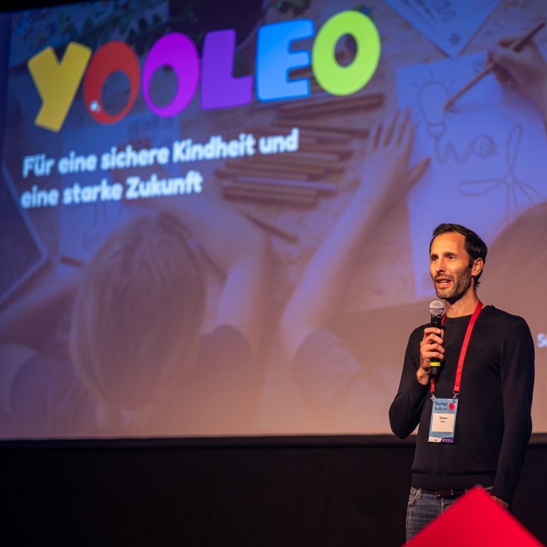 YOOLEO Gründer-Team 2022 Gianna und Simon sind das Gründer-Team von YOOLEO. Sie sitzen nebeneinander und lächeln